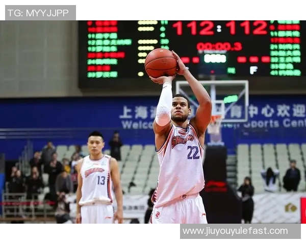 麦卡半场被调侃能否进三个球最终尝试未能成功引发队友欢笑 麦卡半场被调侃能否进三个球最终尝试未能成功引发队友欢笑