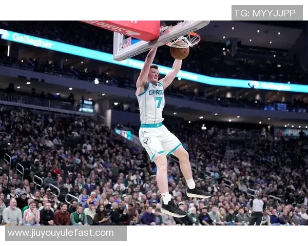 新秀卡尔克布伦纳半场表现抢眼2中2斩获8分3篮板1抢断1盖帽