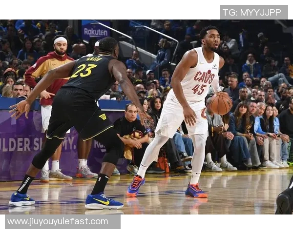 三分球盛宴米切尔库里争夺榜首马克西与克尼佩尔紧追其后